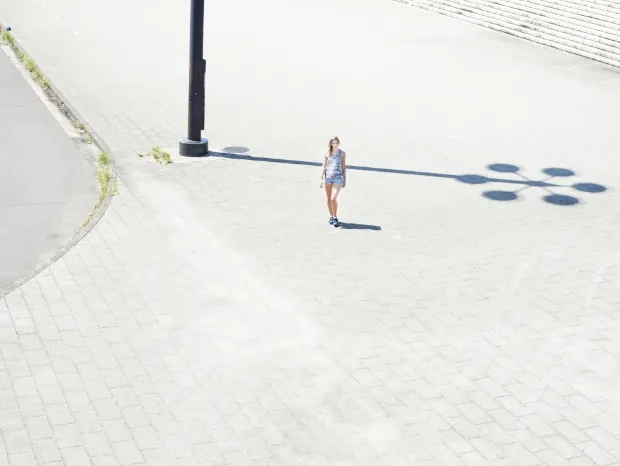 dziewczyna na chodniku